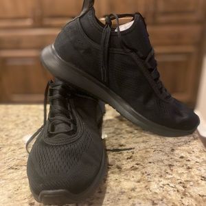 Men’s Reebok black sneakers Size 11